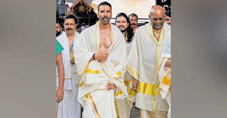 akshay-kumar-at-temple.jpg