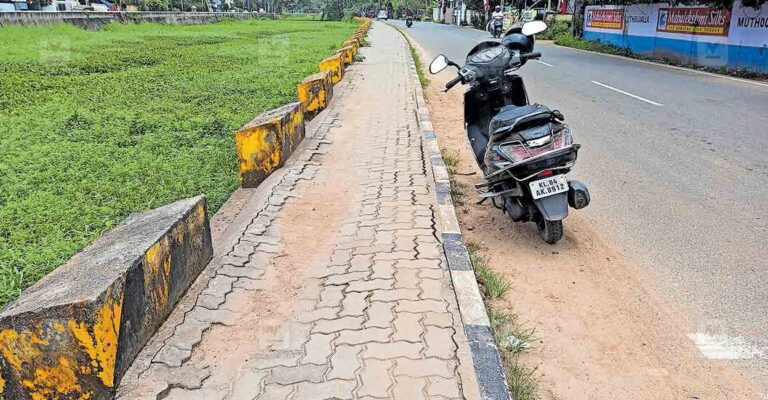 alappuzha-footpath-collapsed-kommady-bridge-to-mattancherry-bridge-as-canal.jpg