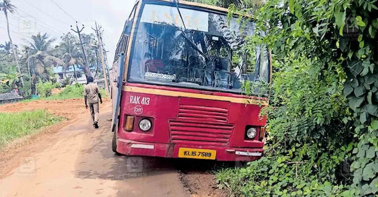alappuzha-road-issue-ksrtc.jpg