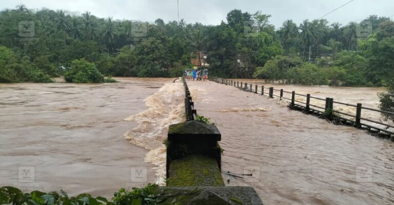 bavalipuzha-river-overflows.jpg