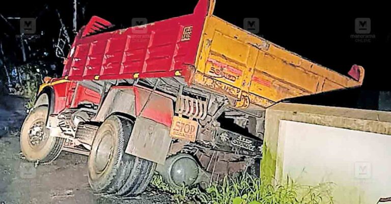 ernakulam-dangerous-bend-on-the-kottoor-vandipetta-road.jpg
