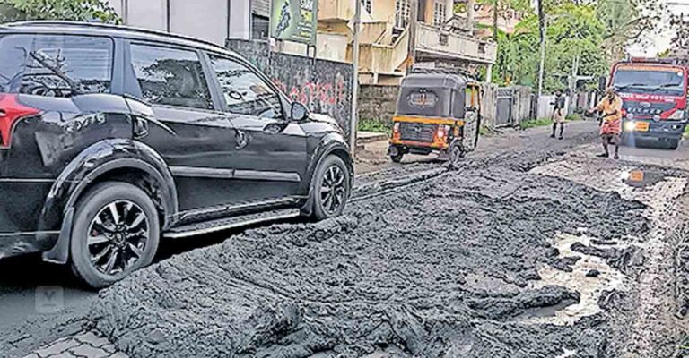 ernakulam-mud-spilled-onto-the-road-from-lorry.jpg