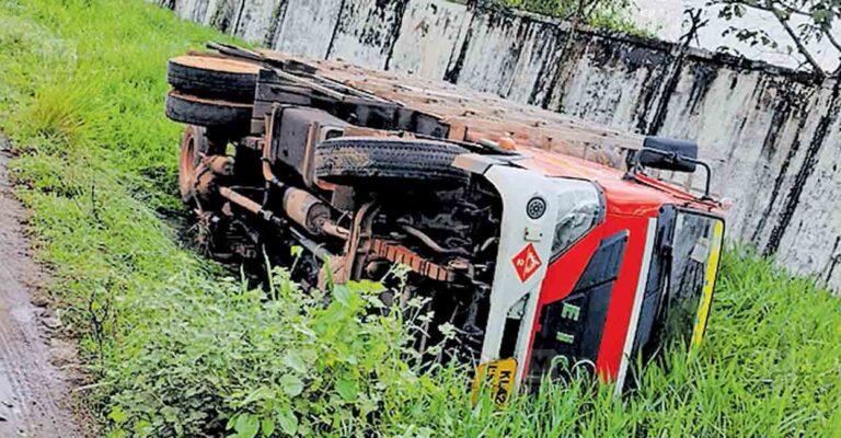 ernakulam-road-accident-irumpanam.jpg