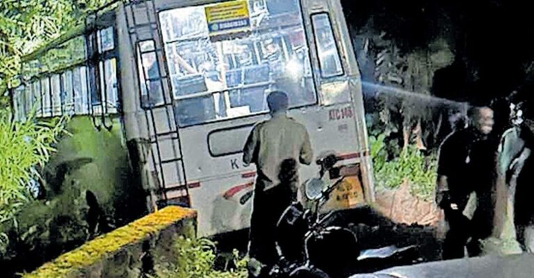 idukki-ksrtc-bus-accident.jpg