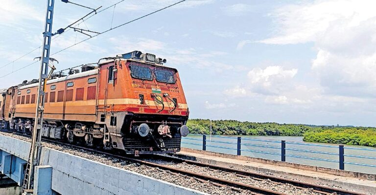 intercity-express-passes-over-the-ezhimala-railway-bridge.jpg