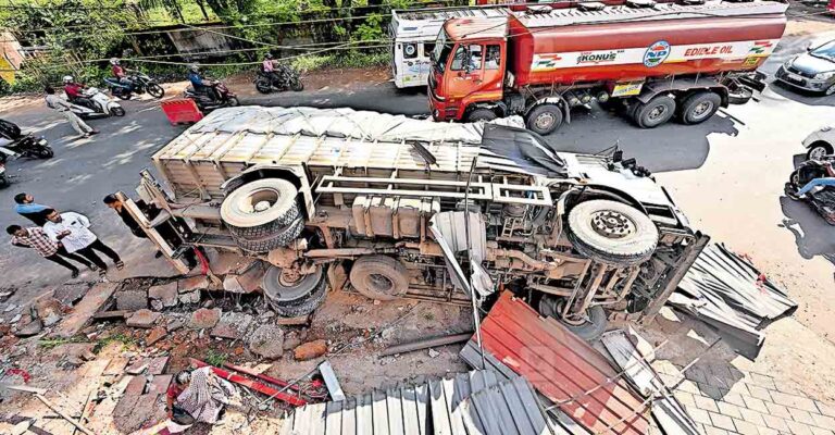 kannur-accident-lorrry.jpg