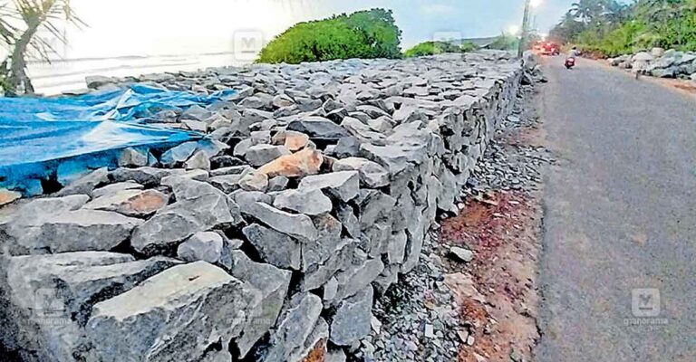 kannur-azhikode-sea-wall.jpg