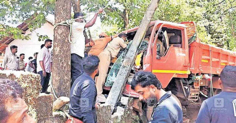 kannur-iritty-lorry-accident.jpg