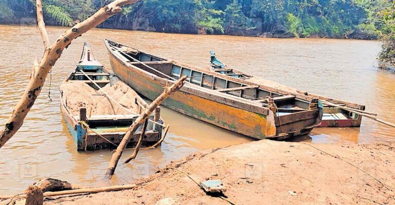 kasargod-bovikkanam-illegal-sand-dregging.jpg