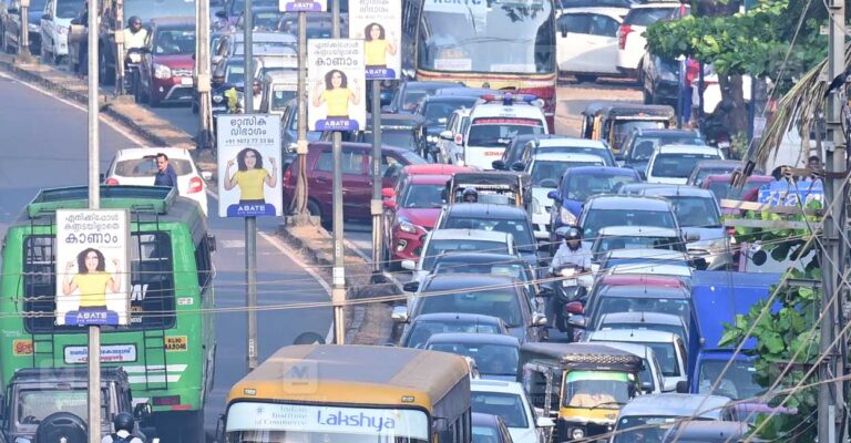 kozhikode-city-traffic-block.jpg