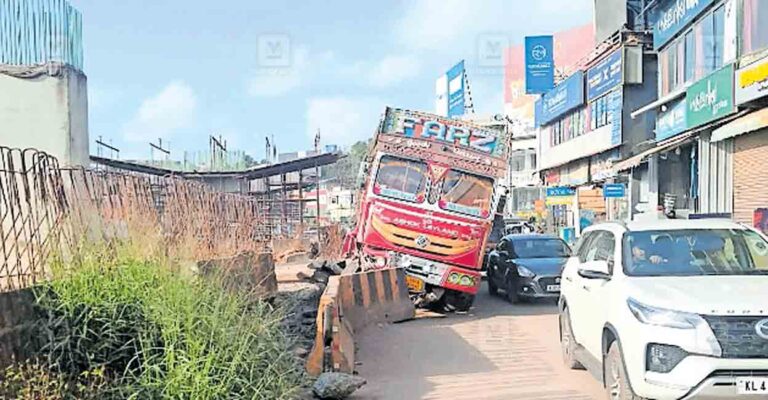 kozhikode-divider-accident-lorry.jpg