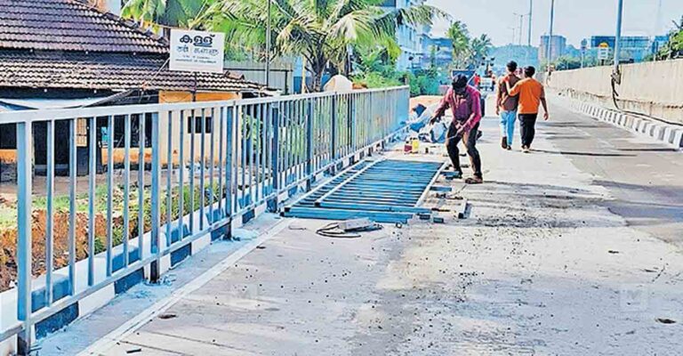 kozhikode-iron-railing-installed-on-service-roadkudilthode-to-panathuthazham-junction.jpg
