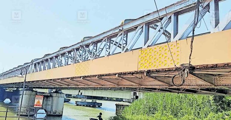 kozhikode-old-iron-bridge.jpg