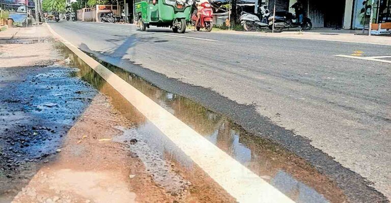 kozhikode-pipe-burst-water-leakage-karuvanthiruthy.jpg