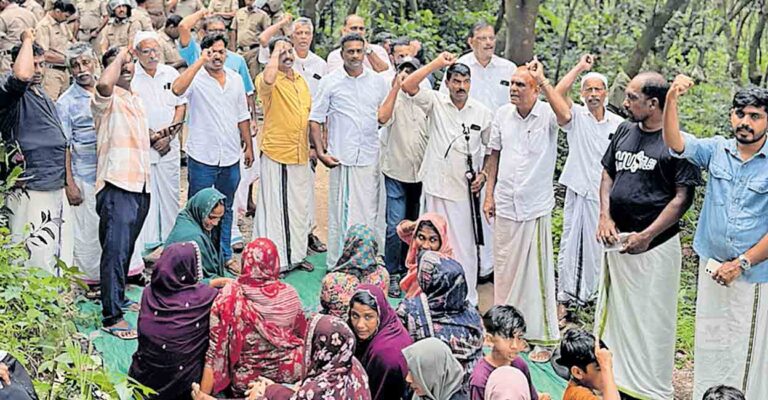kozhikode-road-strike.jpg