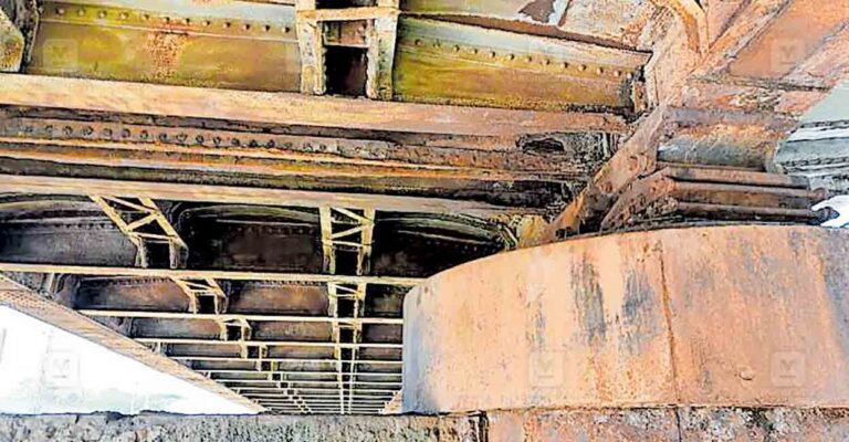 kozhikode-rusted-and-decayed-part-old-feroke-bridge.jpg