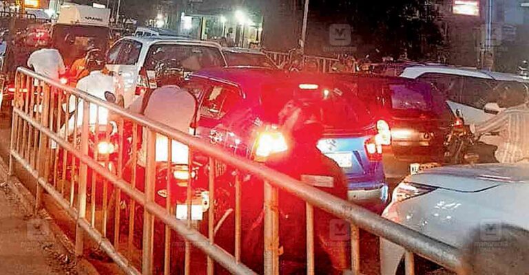 kozhikode-trafic-block.jpg