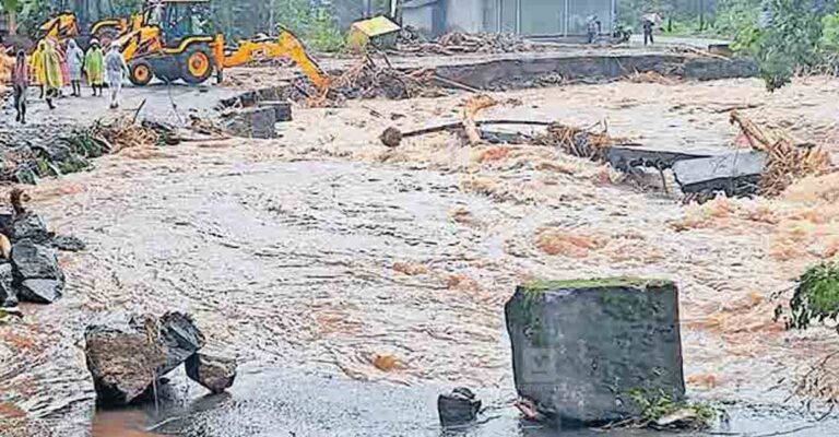 kozhikode-trees-stones-piled-up-in-vilangad-river-following-landslide.jpg