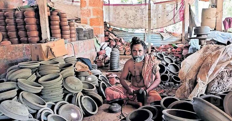 mangalamkunnu-clay-pots.jpg