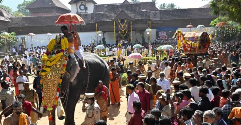 navaratri-procession-begins.jpg