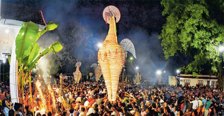 neelamperoor-pooram-padayani-colorful-end.jpg
