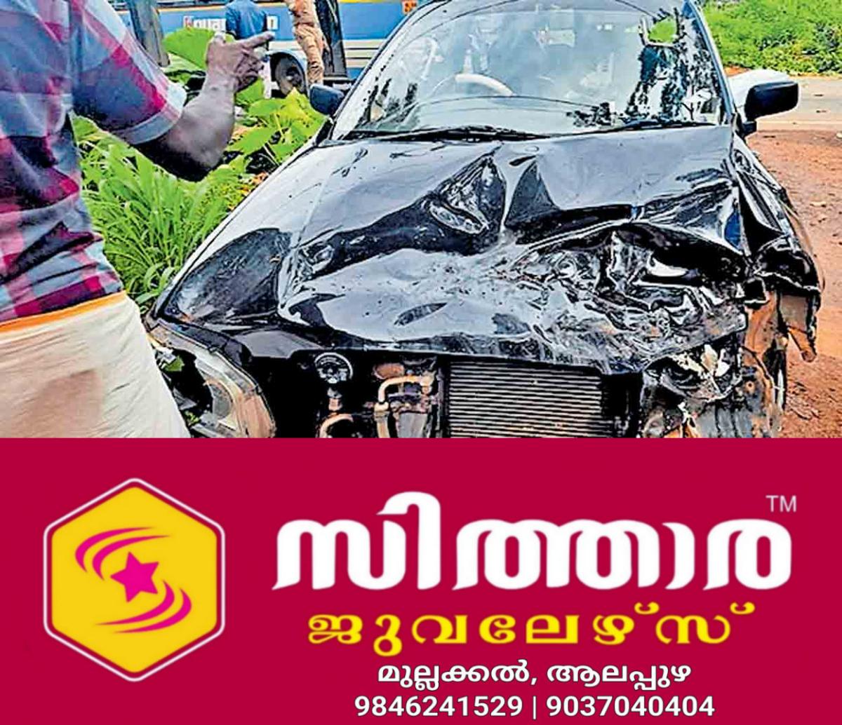 newskerala.net_1756691763_kozhikode-accidnt-tree-car