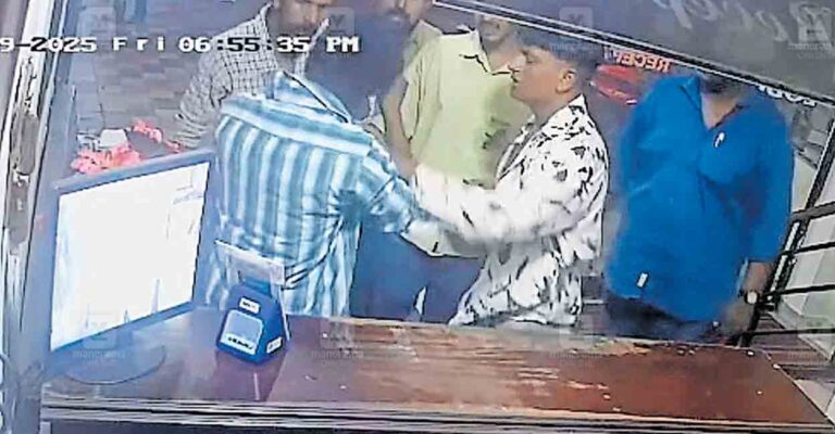 palakadhotel-attacking.jpg