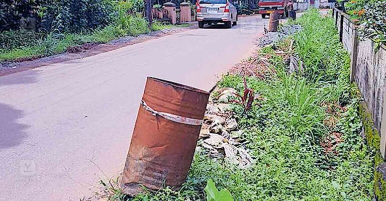 palakkad-bhimanad-nattukal-road-tar-barrel-warning-of-danger.jpg