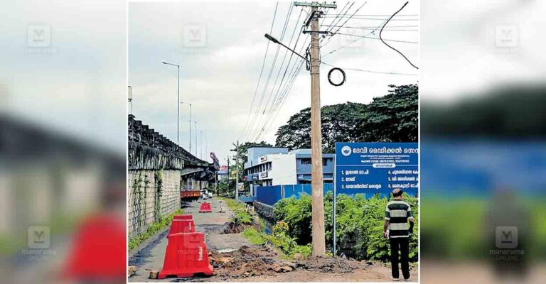 palakkad-chunnambuthara-road-collapsed.jpg