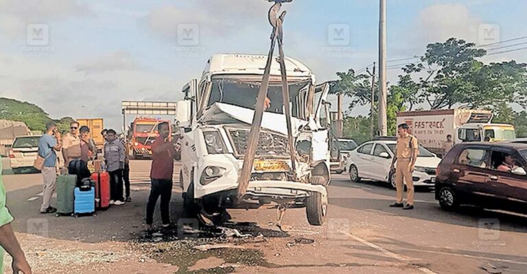 paliyekara-bus-accident.jpg