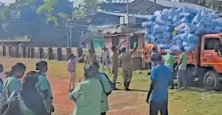 pantheerankavu-waste-dumping-protest.jpg