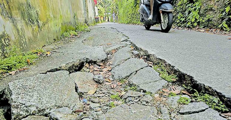patahanathitta-pothole.jpg