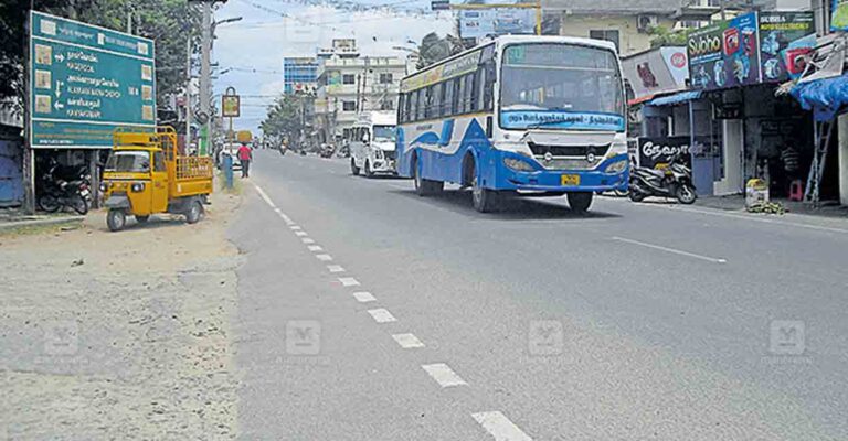 trivandrum-railway-station-junction-vehicles.jpg