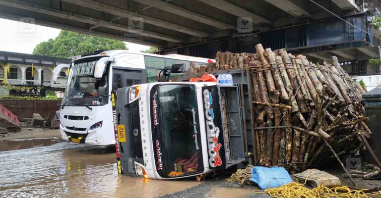truck-overturns-turavoor.jpg