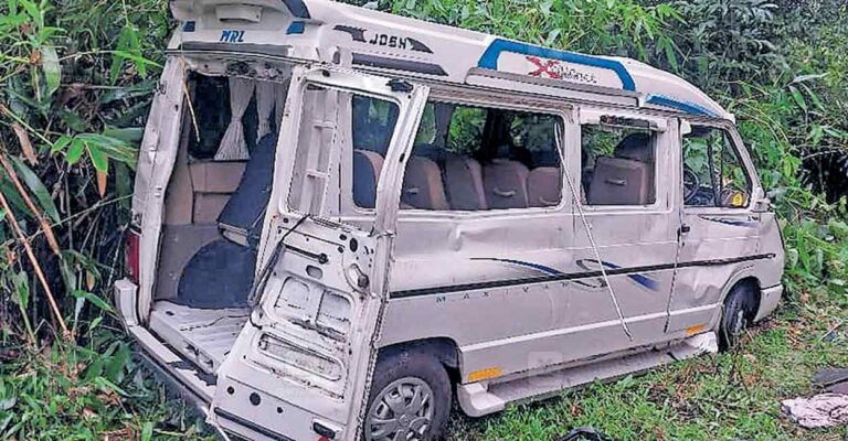 valpara-wild-elephant-attack-van.jpg