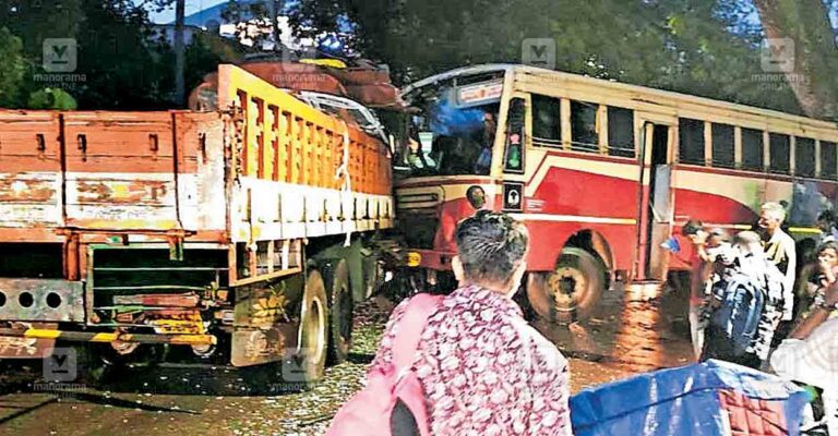 vattappara-ksrtc-lorry-accident.jpg