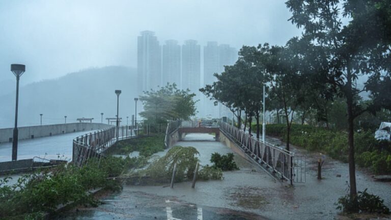 w-1280h-720format-jpgimgid-01k5y4xyh5aew7aad64rytsmm7imgname-super-typhoon-ragasa-slams-ong-kong.jpeg