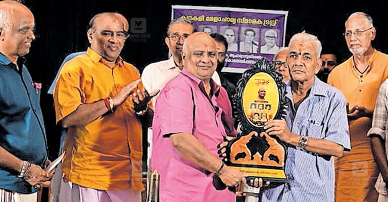 award-ceremony-tribute-kathakali-masters.jpg