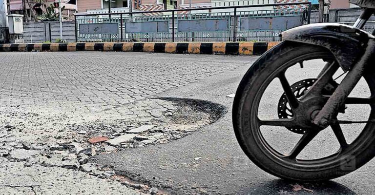 ernakulam-interlocking-blocks-damaged-subhash-chandra-bose-road-signal-junction-kaloor-kadavanthra-r.jpeg