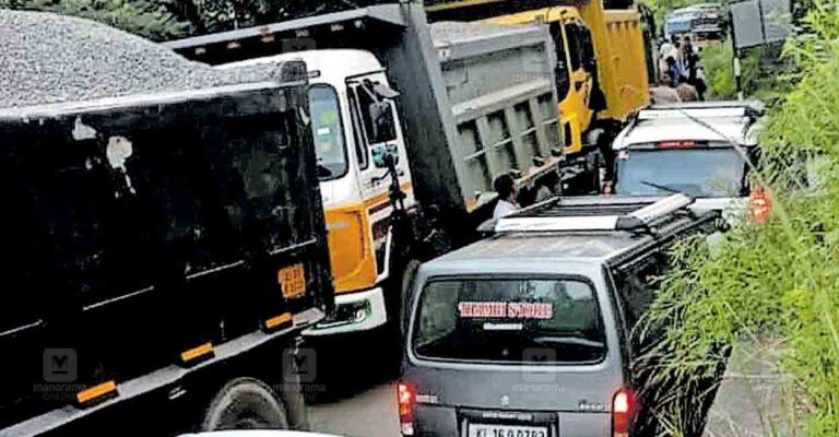 idukki-trafic-block.jpg