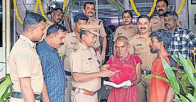 kerala-police-gifting.jpg