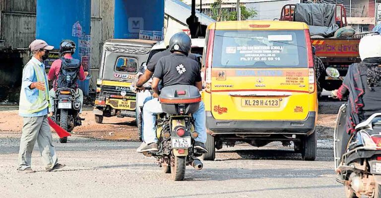 kollam-contract-employee-controlling-traffic.jpg