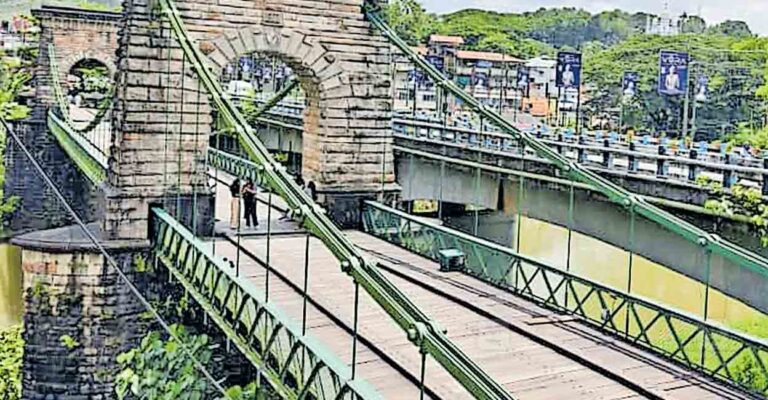 kollam-punaloor-hanging-bridge.jpg