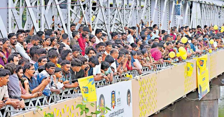 kozhikode-boat-race-peopls.jpg
