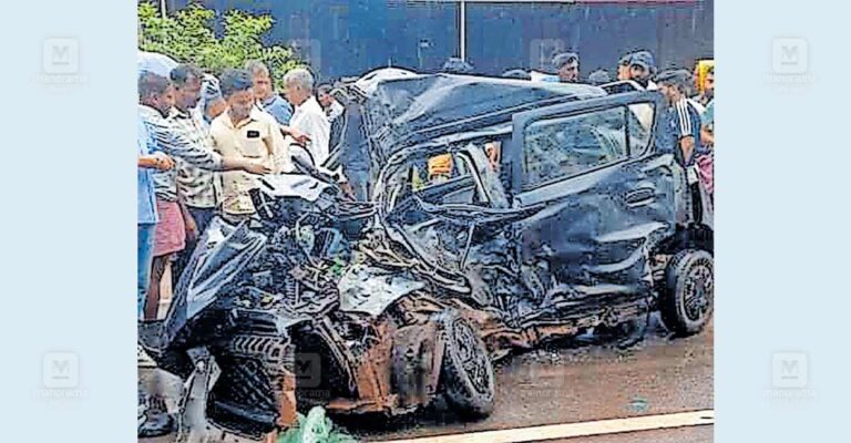 kozhikode-car-bus-accident.jpg