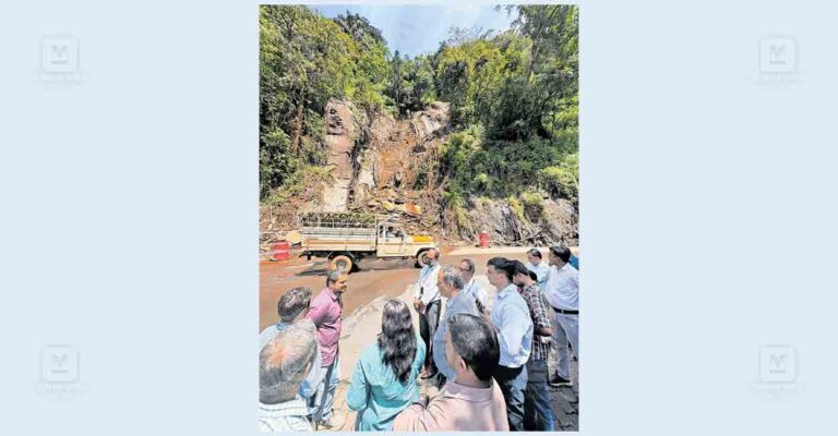 kozhikode-land-slide-inspetion.jpg