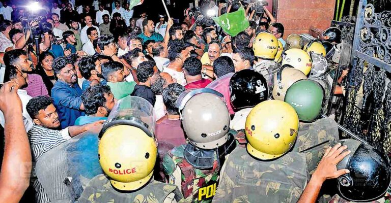 kozhikode-police-stop-udf-march-protest-against-attack-on-mp-shafi-parambil.jpg