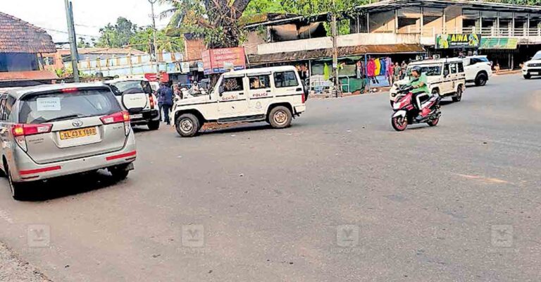 kozhikode-priyanka-gandhi-vehicles.jpg