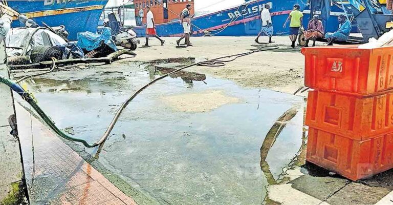 kozhikode-sewage-overflowing-beypore-fishing-harbour-wharf.jpg