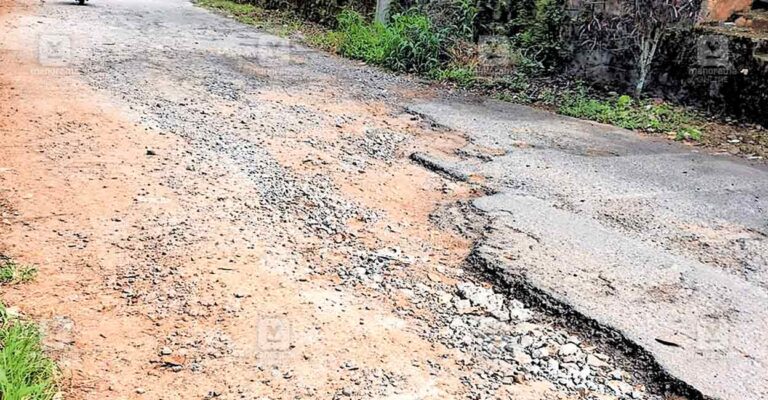 ktm-payyapady-road-collaspe.jpg